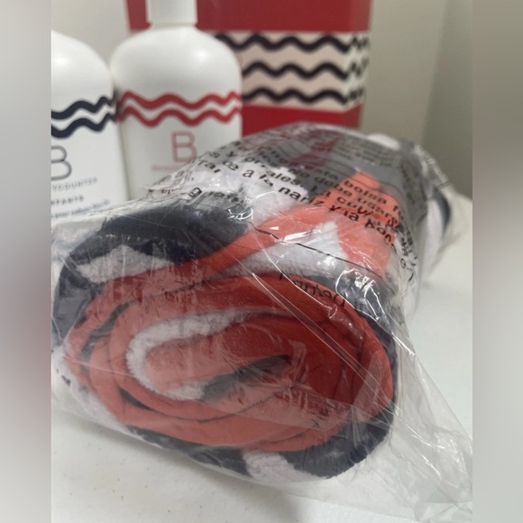 Beautycounter Splashtime Kid’s Set Gift NEW IN BOX + Towel - Picture 4 of 8